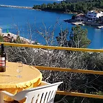 Seaside Terrace Apartments: Spacious Seaview With Free Amenities Zaglav